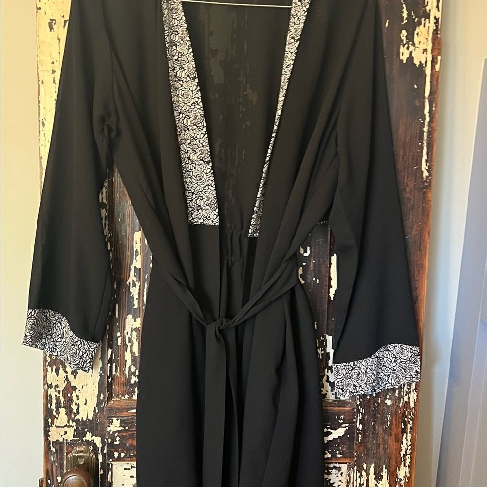 Elegant Cabernet women’s lightweight B & W floral  Robe w pockets. Size S/M.